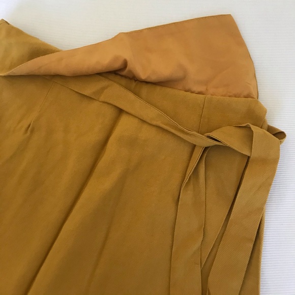 Cute mustard yellow mini skirt! - Picture 2 of 3